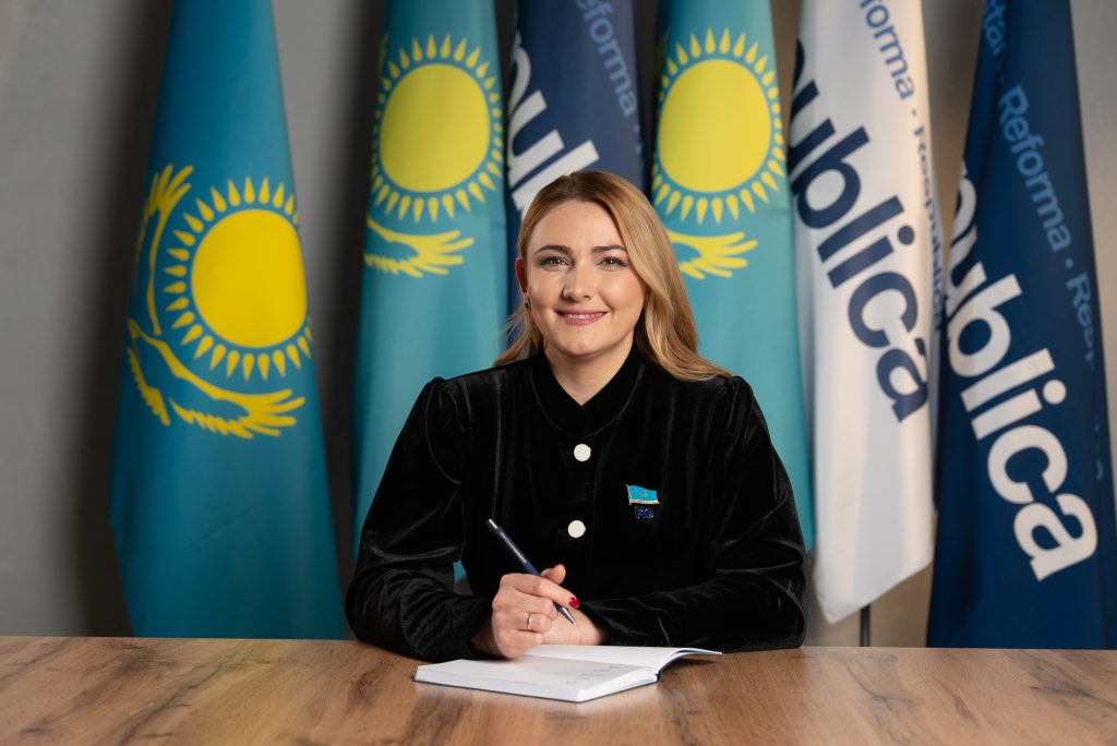 Екатерина Смолякова на заседании Мажилиса обсуждает финансирование школьного питания.